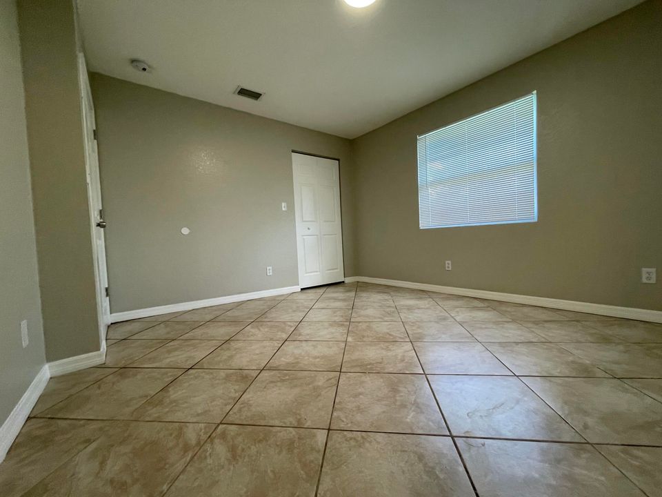 出租: $1,900 (4 贝兹, 2 浴室, 2700 平方英尺)