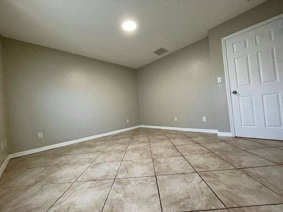 出租: $1,900 (4 贝兹, 2 浴室, 2700 平方英尺)