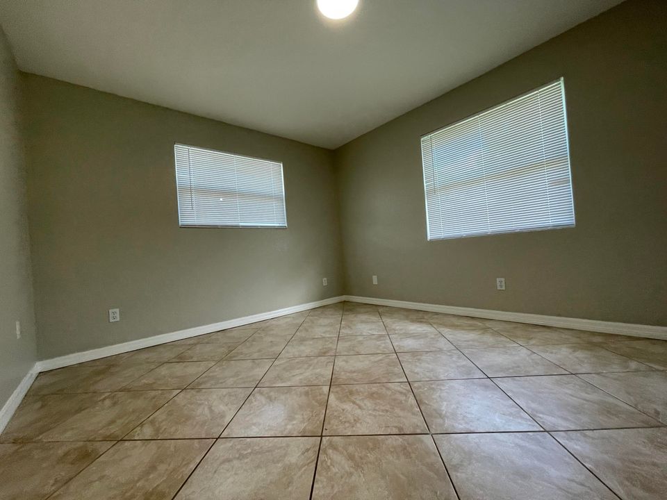 出租: $1,900 (4 贝兹, 2 浴室, 2700 平方英尺)