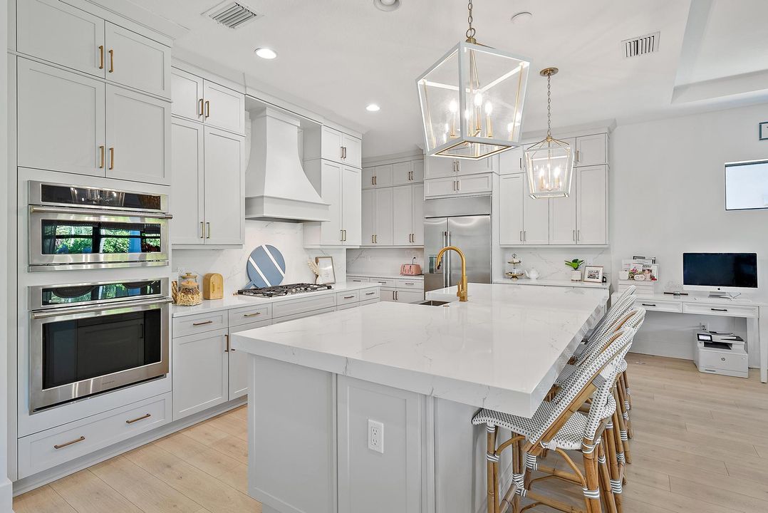 Под контрактом: $1,675,000 (4 спален, 3 ванн, 3600 Квадратных фут)