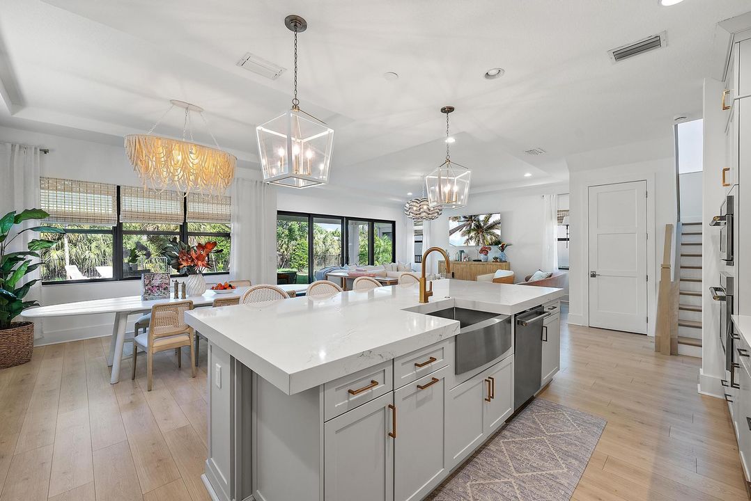 Под контрактом: $1,675,000 (4 спален, 3 ванн, 3600 Квадратных фут)