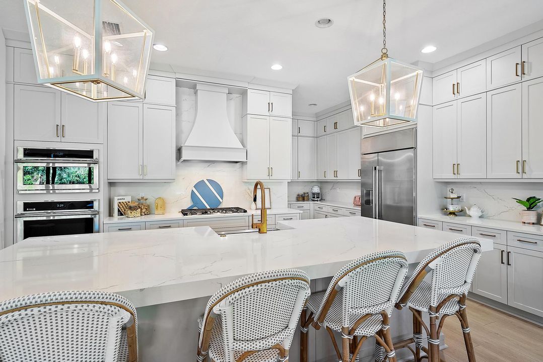 Под контрактом: $1,675,000 (4 спален, 3 ванн, 3600 Квадратных фут)