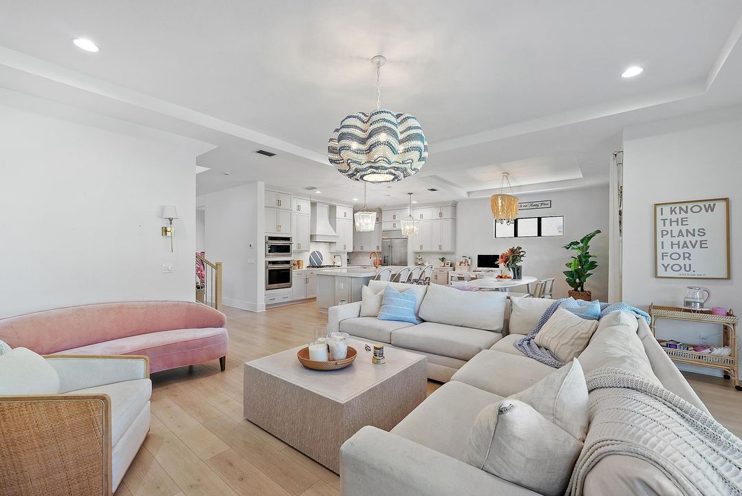 Под контрактом: $1,675,000 (4 спален, 3 ванн, 3600 Квадратных фут)