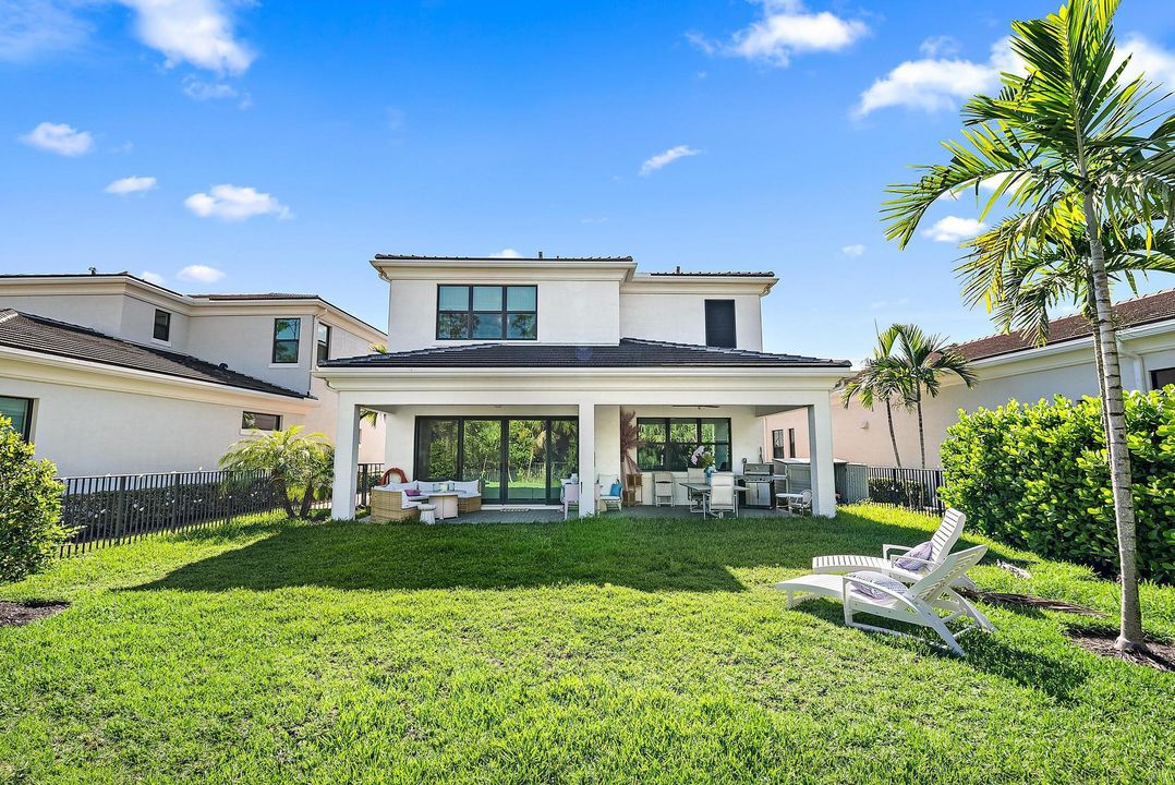 Под контрактом: $1,675,000 (4 спален, 3 ванн, 3600 Квадратных фут)