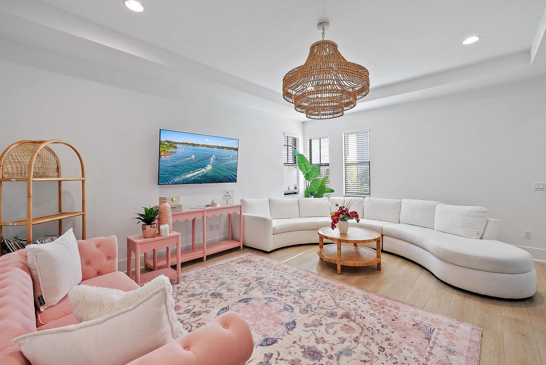 Под контрактом: $1,675,000 (4 спален, 3 ванн, 3600 Квадратных фут)