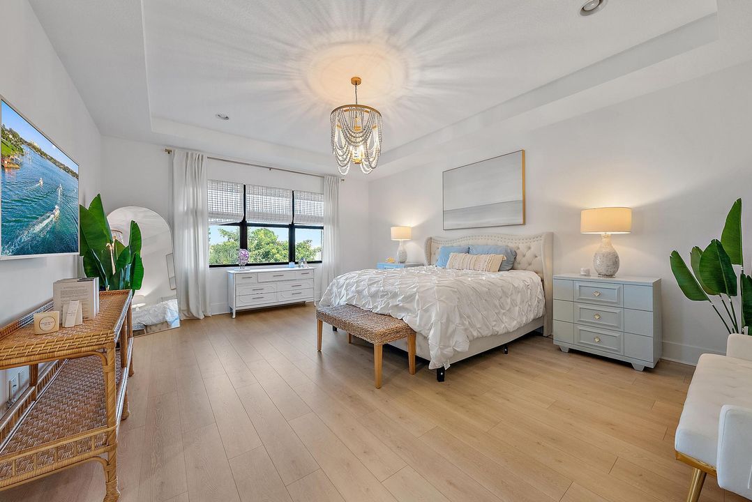 Под контрактом: $1,675,000 (4 спален, 3 ванн, 3600 Квадратных фут)