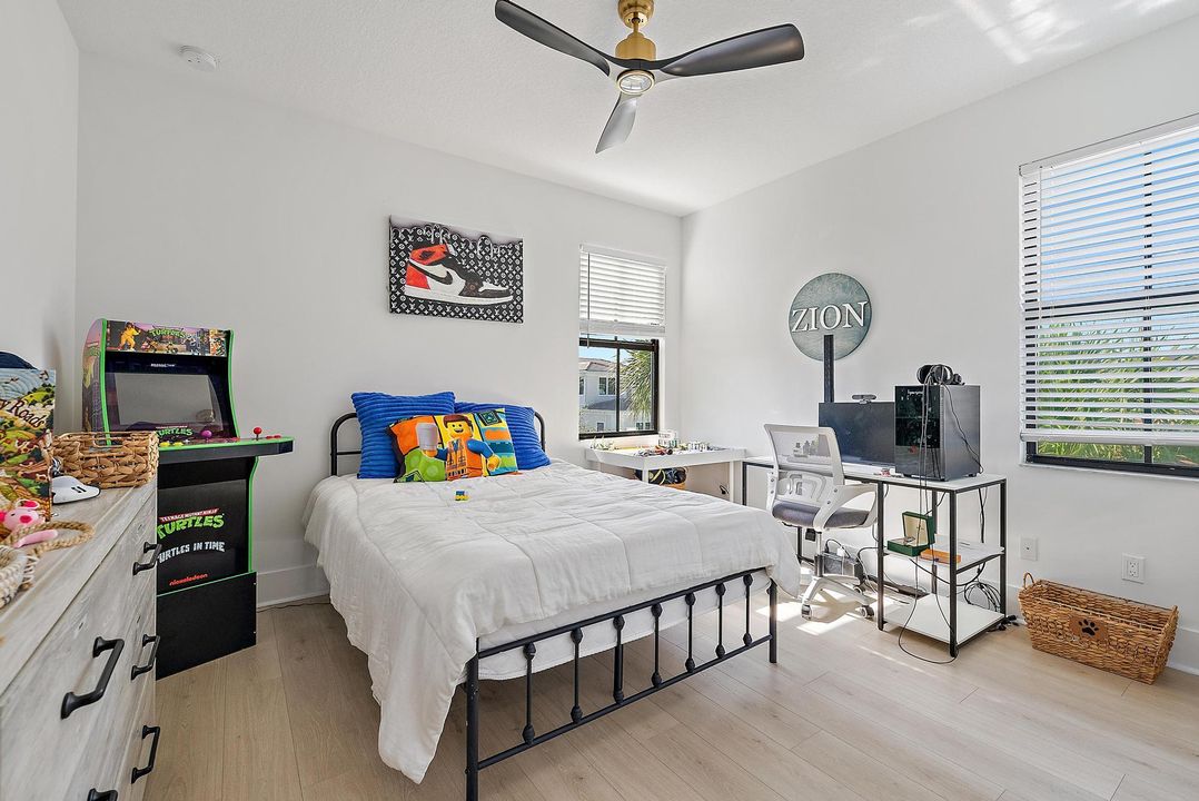 Под контрактом: $1,675,000 (4 спален, 3 ванн, 3600 Квадратных фут)