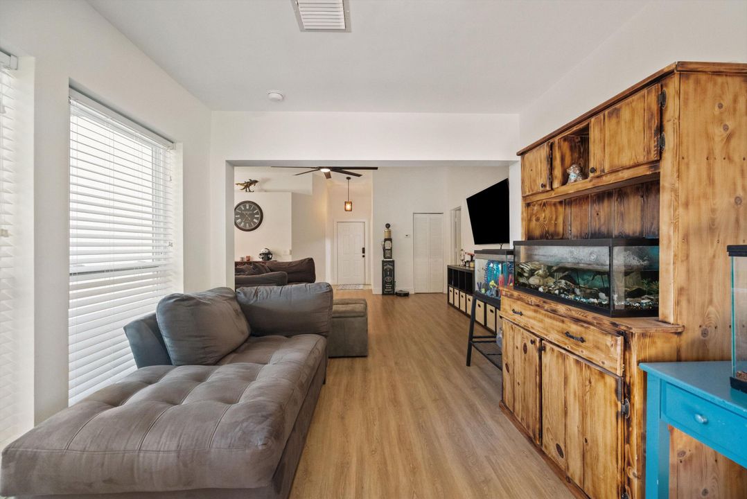 En Venta: $930,000 (3 camas, 2 baños, 1484 Pies cuadrados)