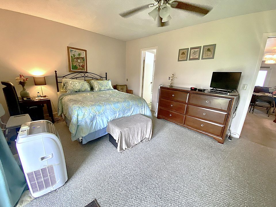 待售: $71,900 (1 贝兹, 1 浴室, 700 平方英尺)