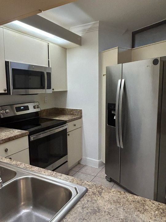 Active With Contract: $2,200 (2 beds, 2 baths, 1218 Square Feet)