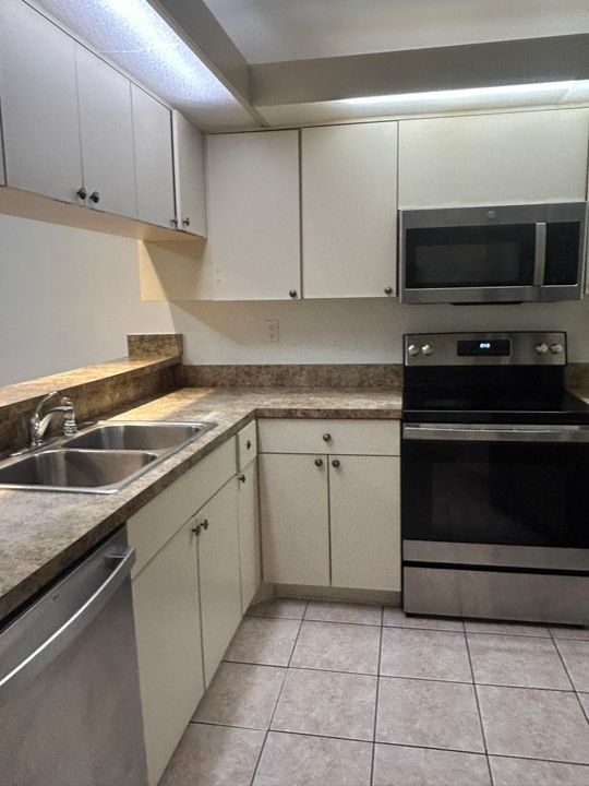 Active With Contract: $2,200 (2 beds, 2 baths, 1218 Square Feet)
