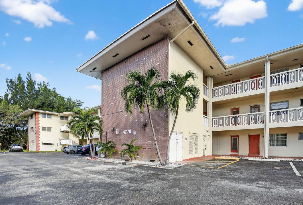 待售: $169,000 (2 贝兹, 1 浴室, 907 平方英尺)