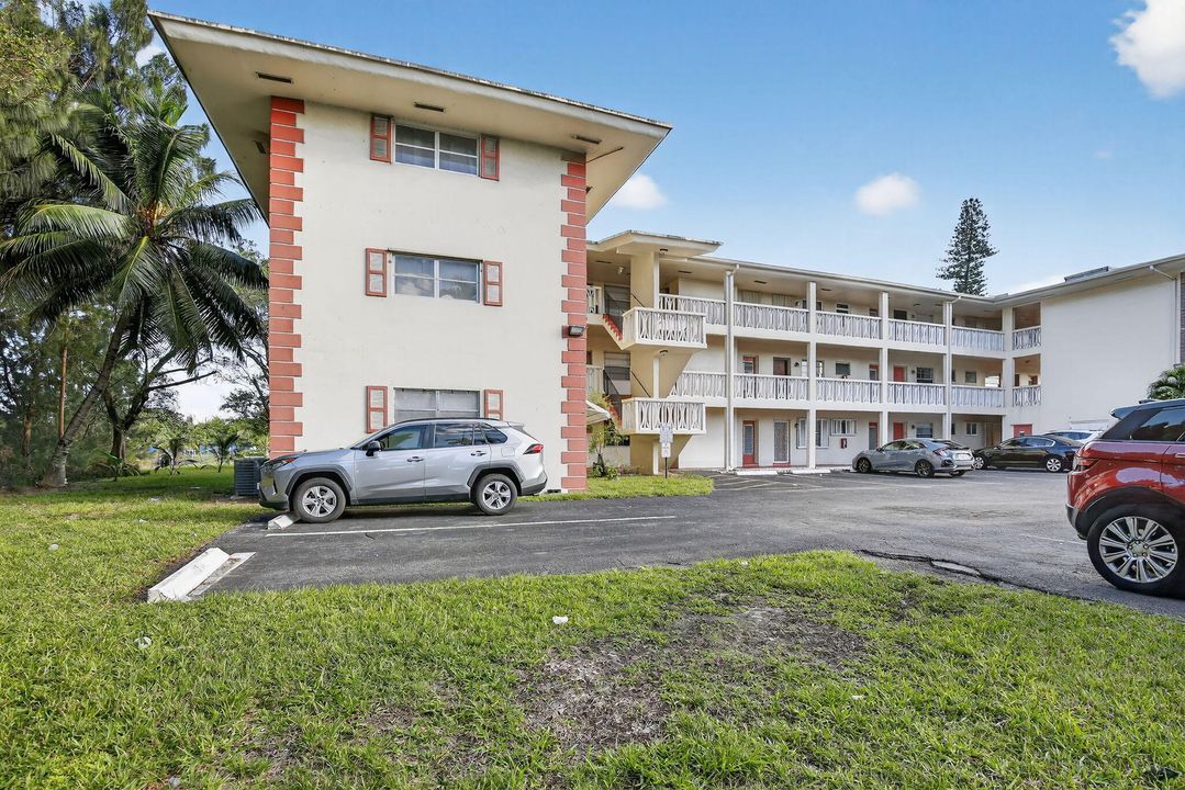 待售: $169,000 (2 贝兹, 1 浴室, 907 平方英尺)