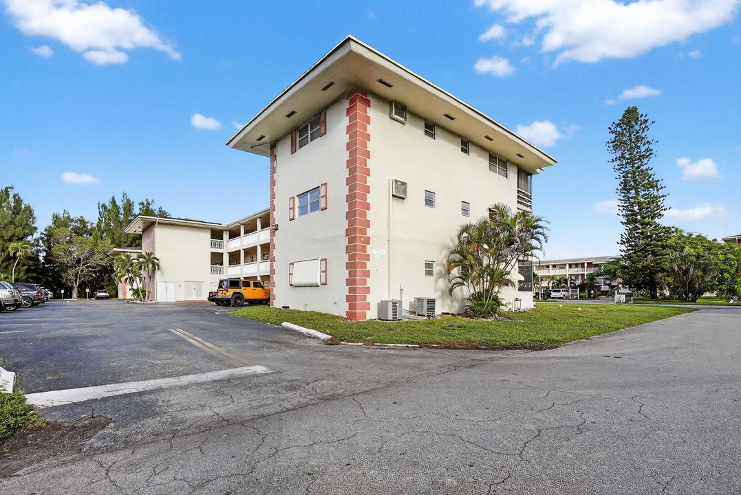 待售: $169,000 (2 贝兹, 1 浴室, 907 平方英尺)