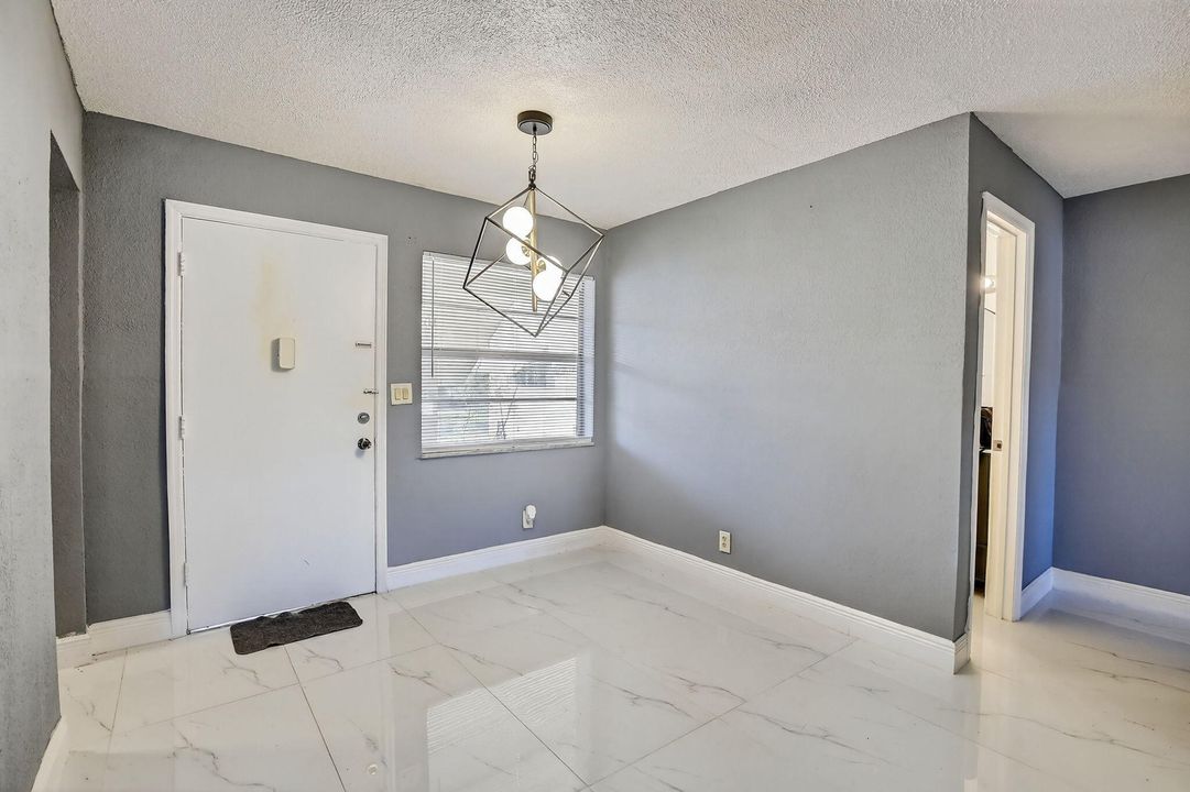 待售: $169,000 (2 贝兹, 1 浴室, 907 平方英尺)