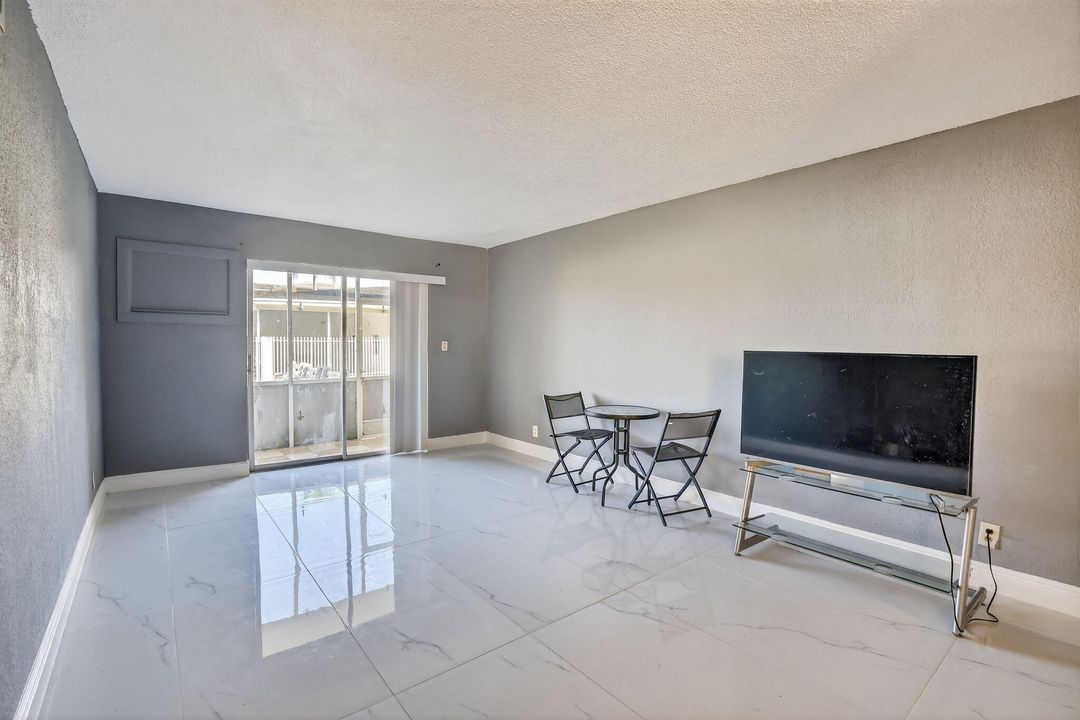 待售: $169,000 (2 贝兹, 1 浴室, 907 平方英尺)