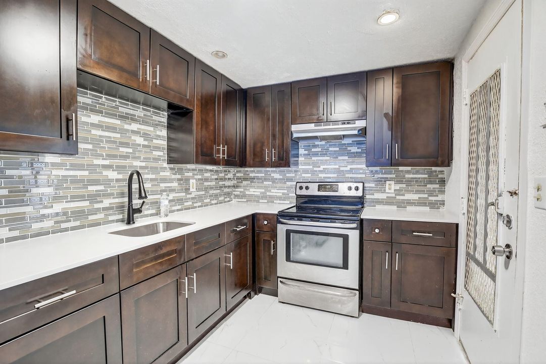 待售: $169,000 (2 贝兹, 1 浴室, 907 平方英尺)