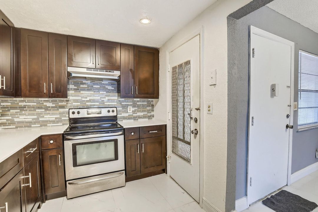 待售: $169,000 (2 贝兹, 1 浴室, 907 平方英尺)