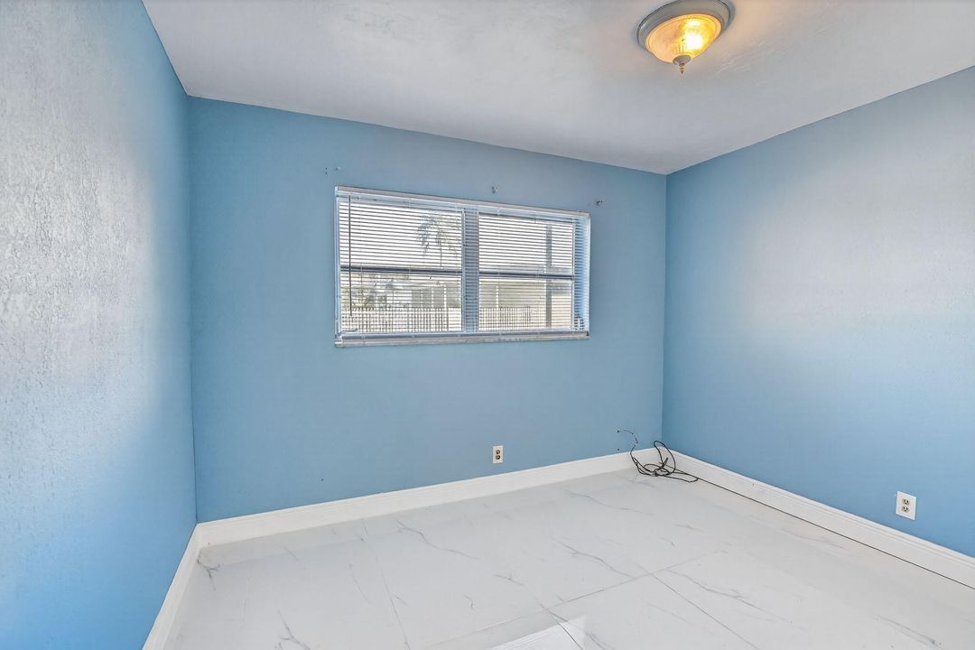 待售: $169,000 (2 贝兹, 1 浴室, 907 平方英尺)