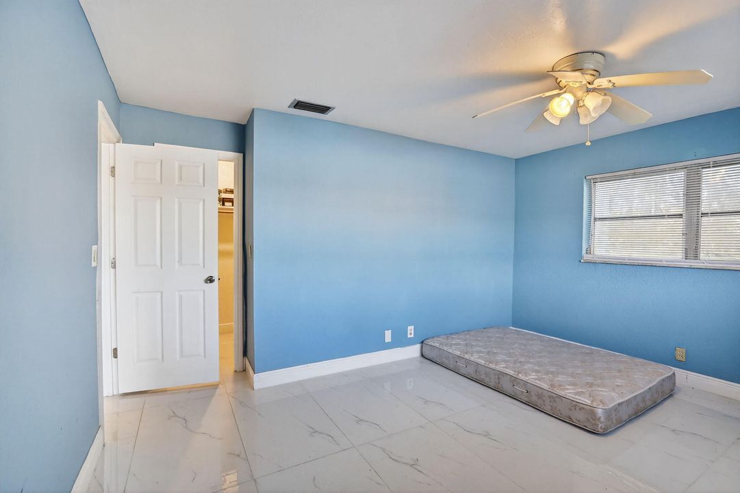 待售: $169,000 (2 贝兹, 1 浴室, 907 平方英尺)