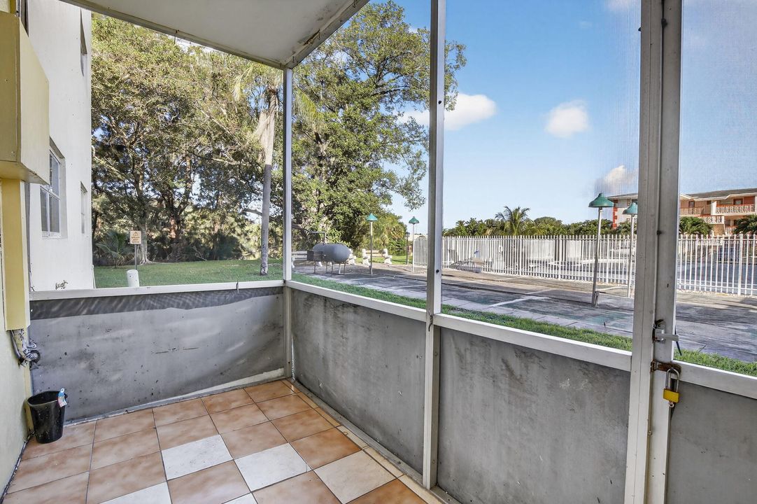 待售: $169,000 (2 贝兹, 1 浴室, 907 平方英尺)