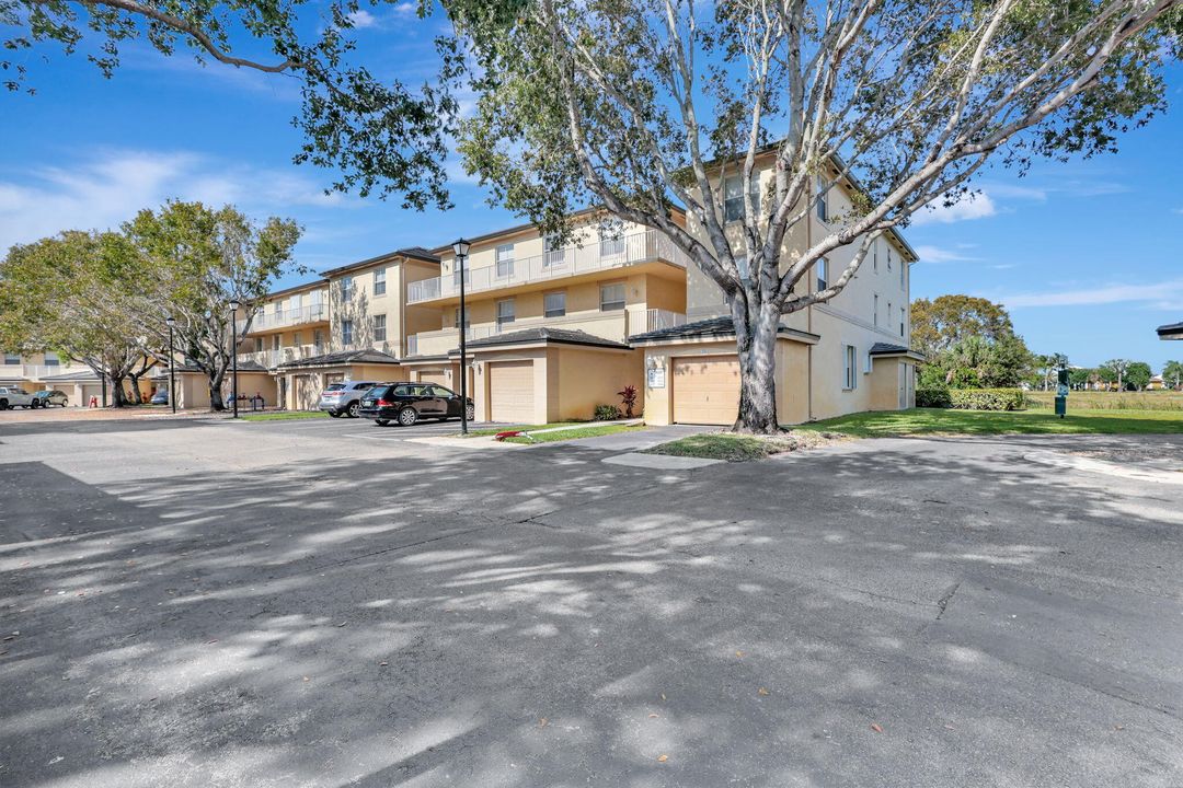 Active With Contract: $3,700 (2 beds, 2 baths, 975 Square Feet)