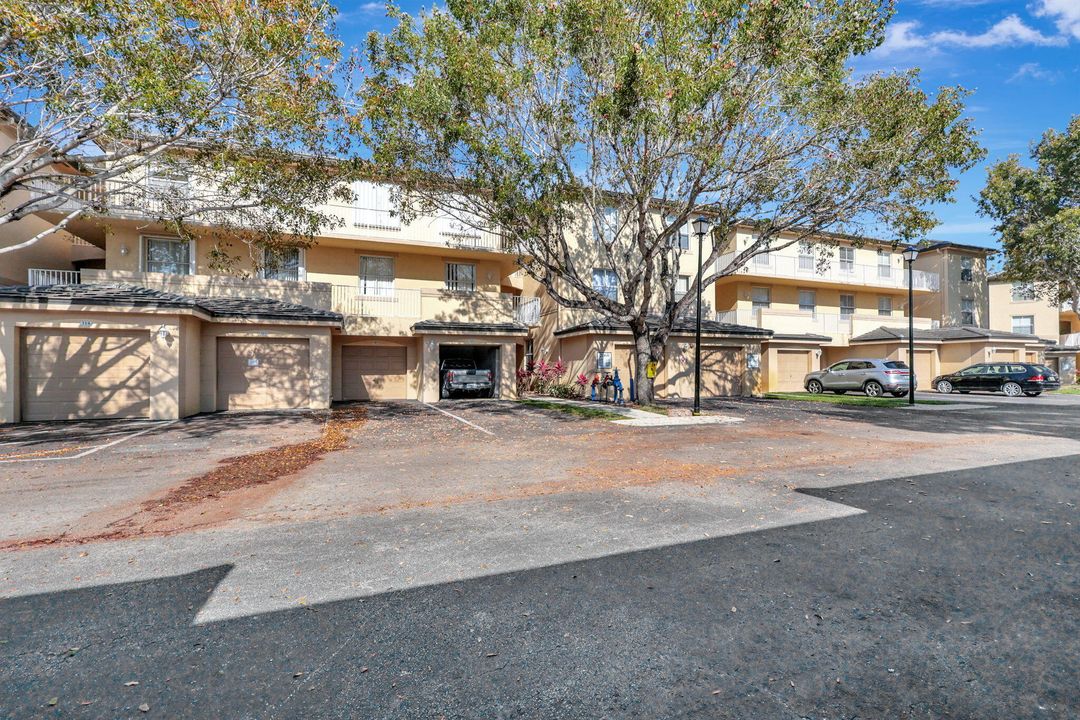 Active With Contract: $3,700 (2 beds, 2 baths, 975 Square Feet)