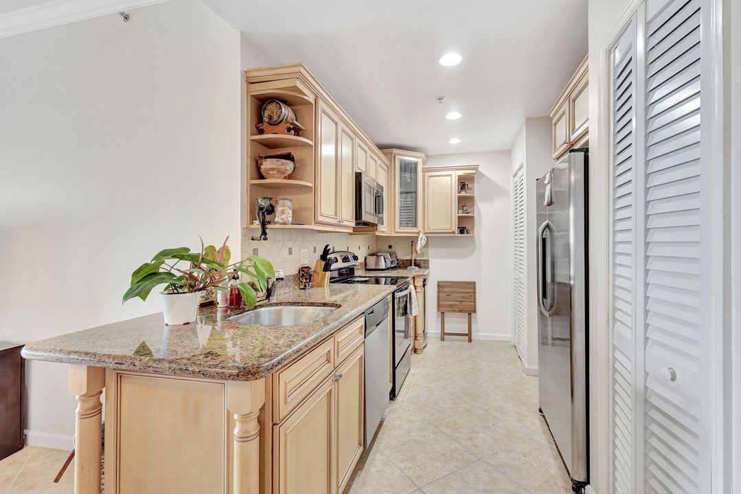 Active With Contract: $3,700 (2 beds, 2 baths, 975 Square Feet)