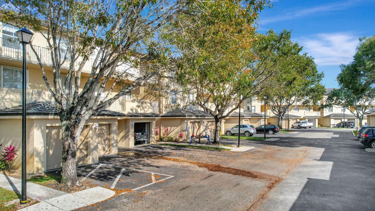 Active With Contract: $3,700 (2 beds, 2 baths, 975 Square Feet)