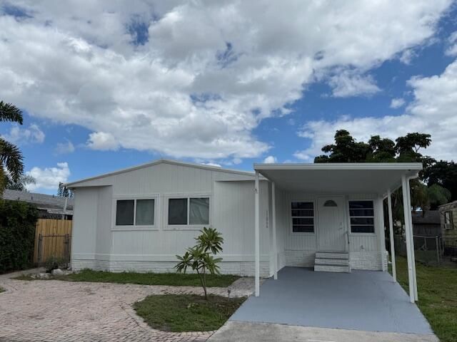 Active With Contract: $295,000 (3 beds, 3 baths, 1559 Square Feet)