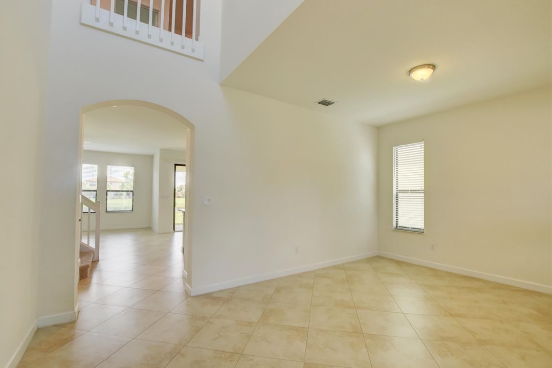 Activo con contrato: $3,350 (4 camas, 3 baños, 2259 Pies cuadrados)