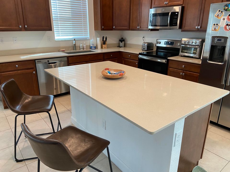 Activo con contrato: $3,350 (4 camas, 3 baños, 2259 Pies cuadrados)