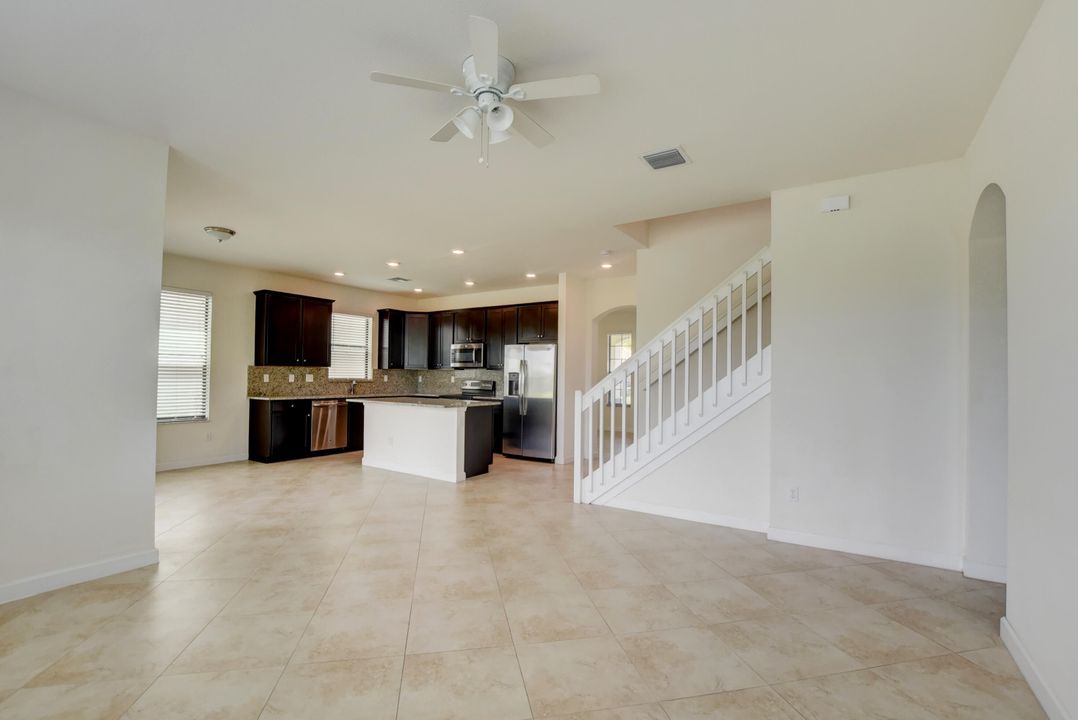 Activo con contrato: $3,350 (4 camas, 3 baños, 2259 Pies cuadrados)