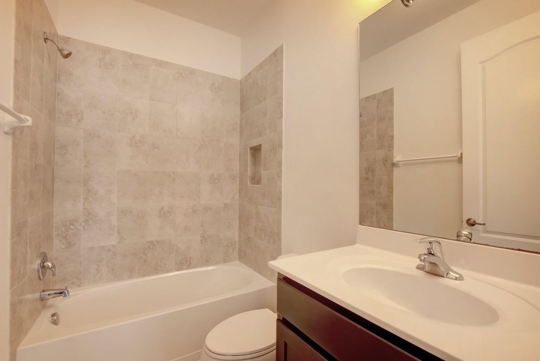 Activo con contrato: $3,350 (4 camas, 3 baños, 2259 Pies cuadrados)