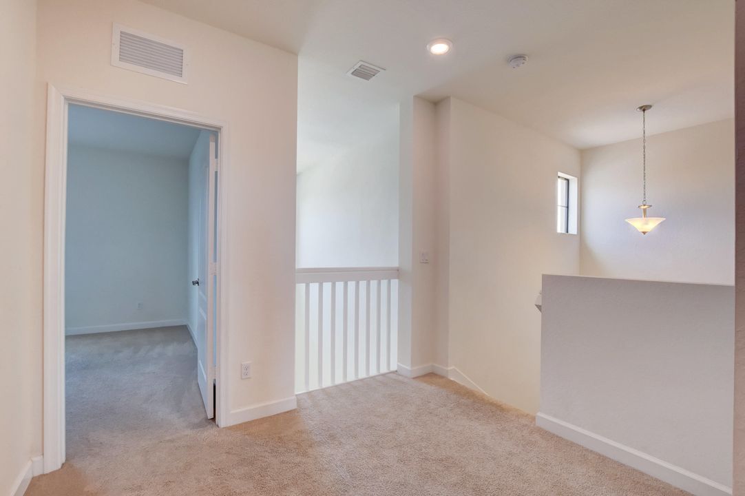 Activo con contrato: $3,350 (4 camas, 3 baños, 2259 Pies cuadrados)