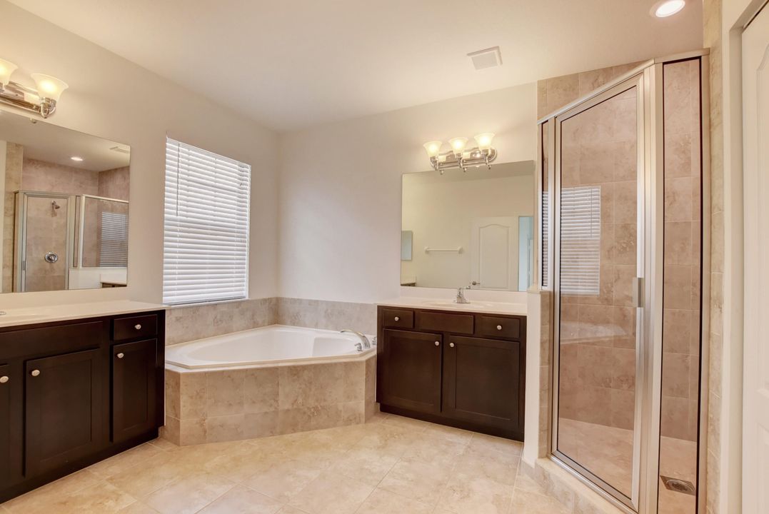 Activo con contrato: $3,350 (4 camas, 3 baños, 2259 Pies cuadrados)