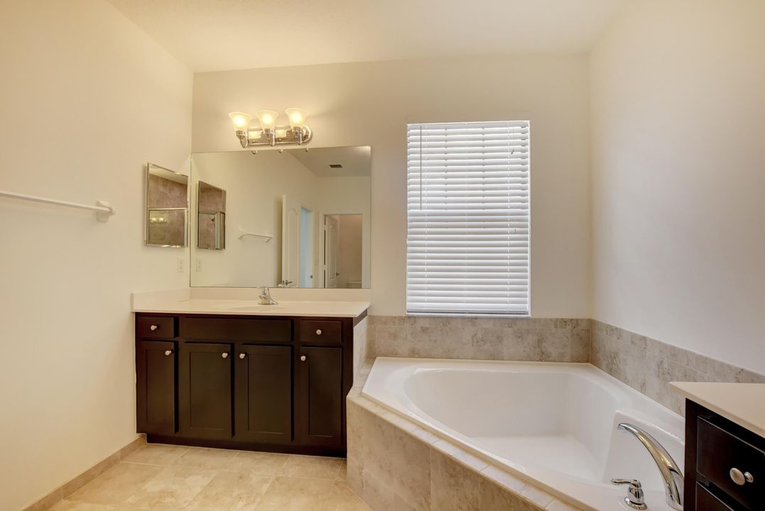 Activo con contrato: $3,350 (4 camas, 3 baños, 2259 Pies cuadrados)