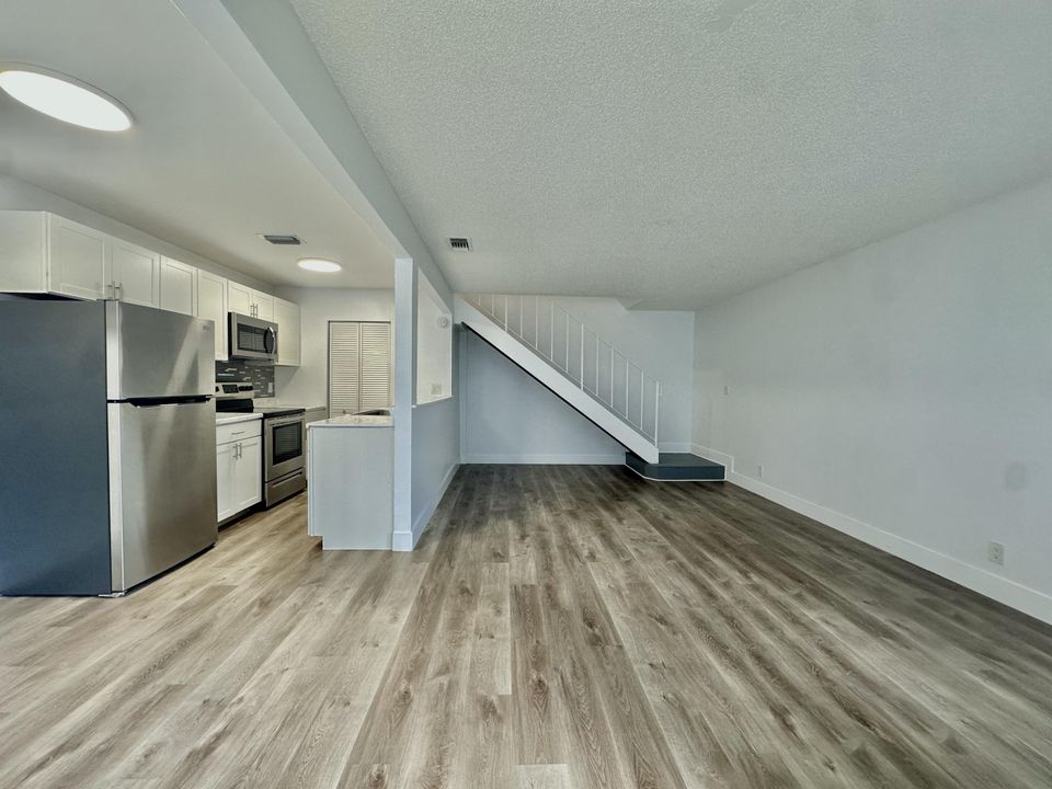 Recently Rented: $1,865 (2 beds, 1 baths, 980 Square Feet)