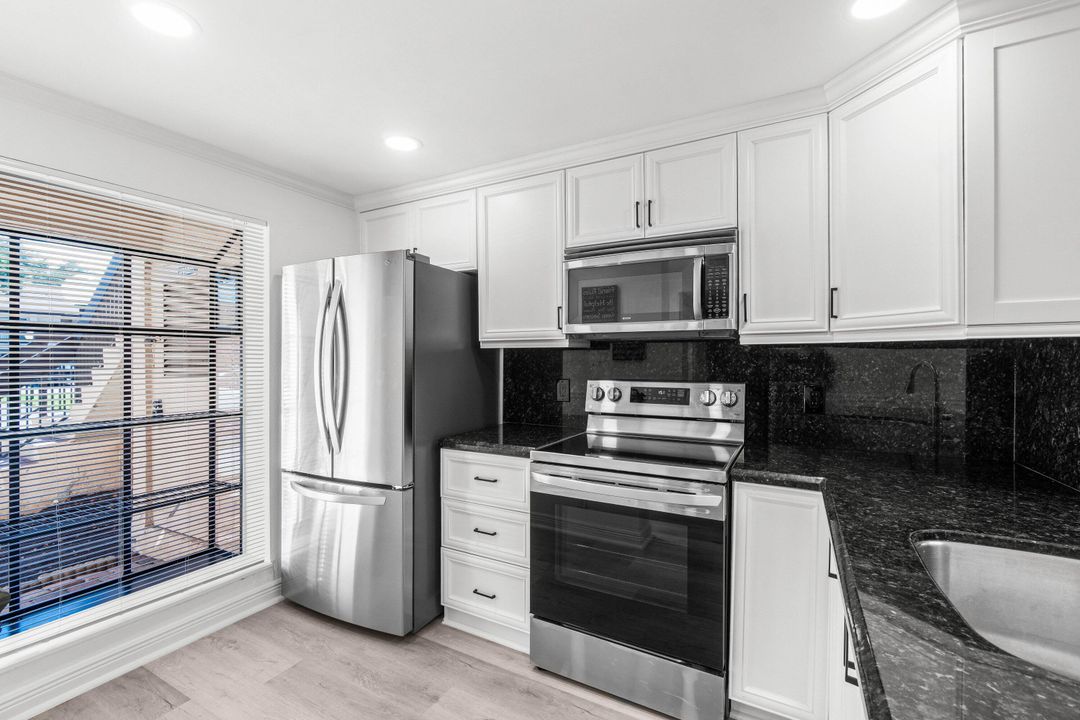 合同活跃: $289,500 (2 贝兹, 2 浴室, 1100 平方英尺)