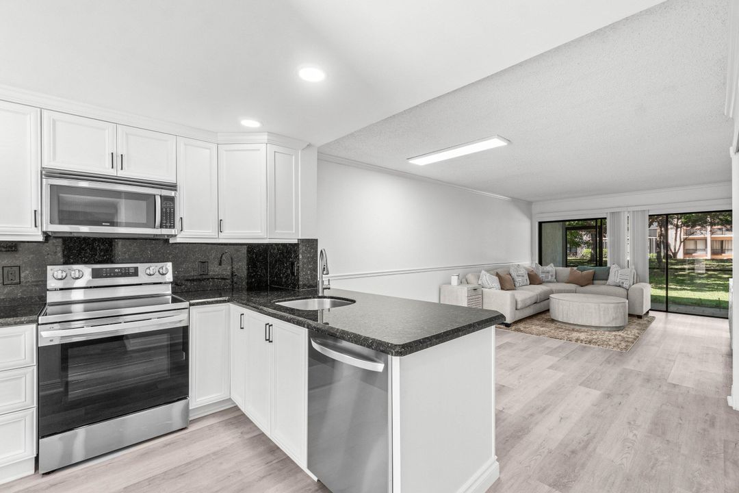 合同活跃: $289,500 (2 贝兹, 2 浴室, 1100 平方英尺)