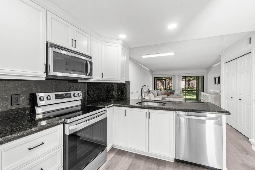 合同活跃: $289,500 (2 贝兹, 2 浴室, 1100 平方英尺)