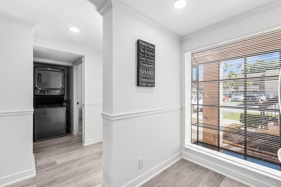 合同活跃: $289,500 (2 贝兹, 2 浴室, 1100 平方英尺)