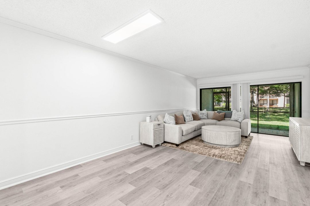 合同活跃: $289,500 (2 贝兹, 2 浴室, 1100 平方英尺)