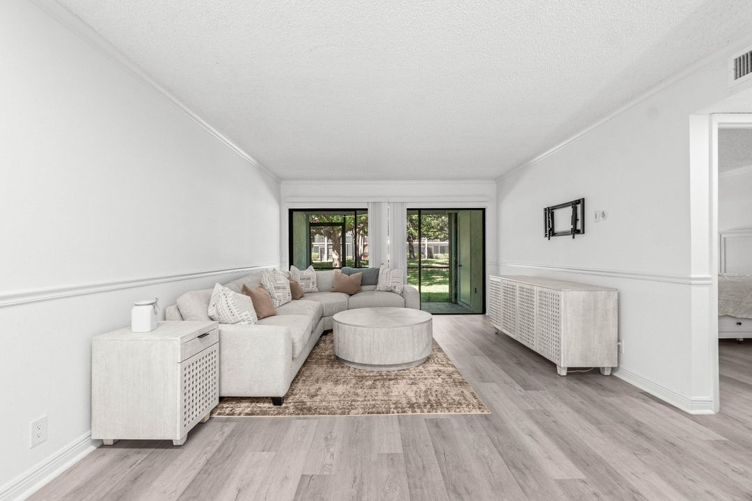 合同活跃: $289,500 (2 贝兹, 2 浴室, 1100 平方英尺)