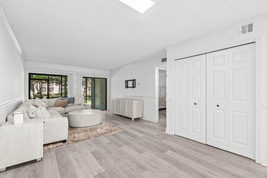 合同活跃: $289,500 (2 贝兹, 2 浴室, 1100 平方英尺)