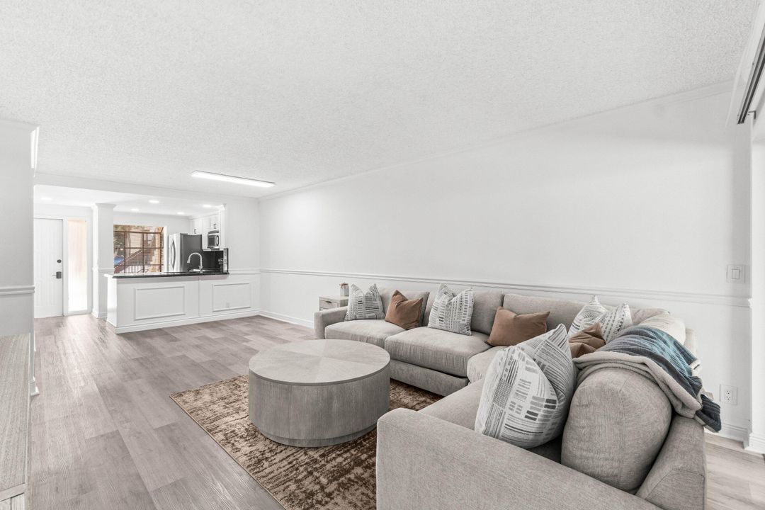 合同活跃: $289,500 (2 贝兹, 2 浴室, 1100 平方英尺)