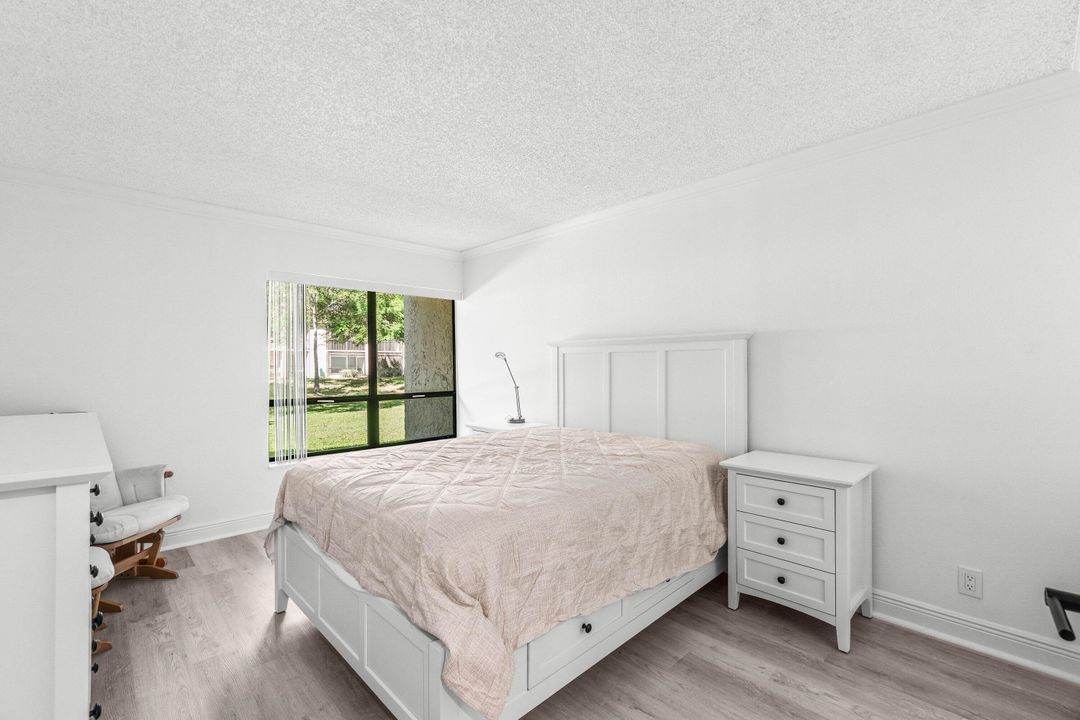 合同活跃: $289,500 (2 贝兹, 2 浴室, 1100 平方英尺)