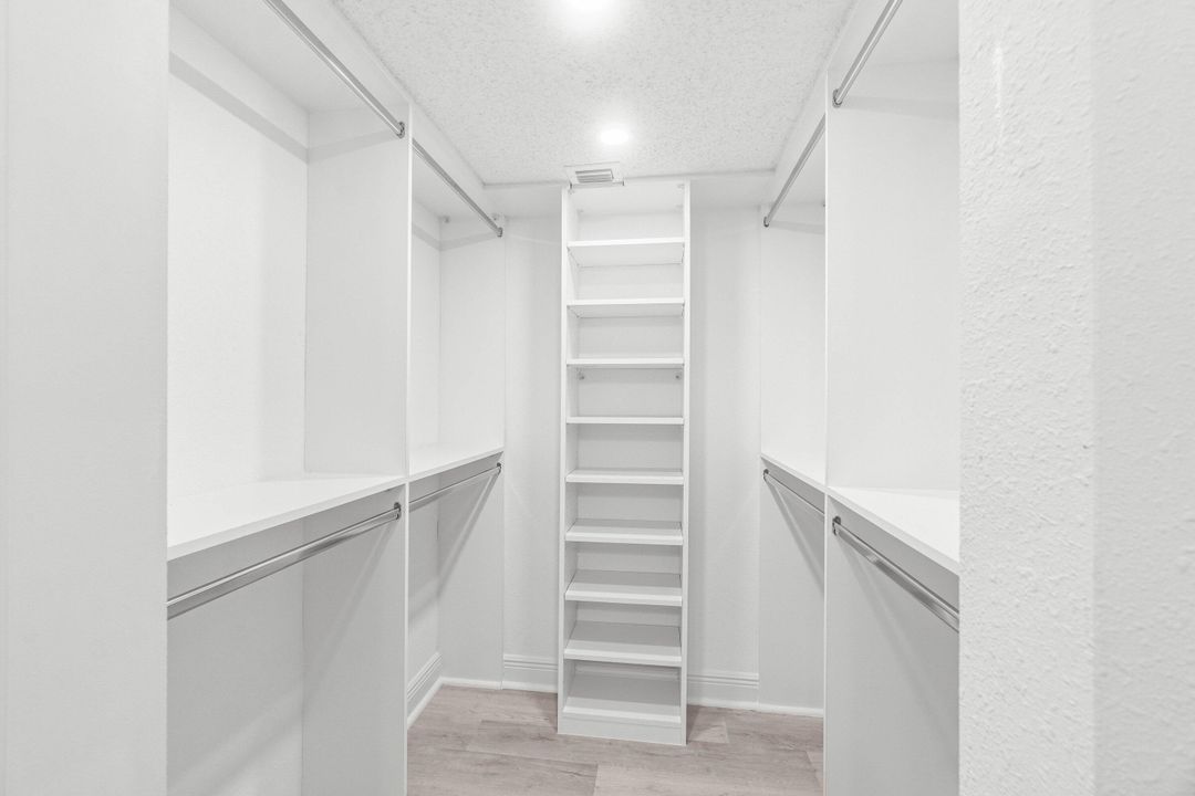 合同活跃: $289,500 (2 贝兹, 2 浴室, 1100 平方英尺)