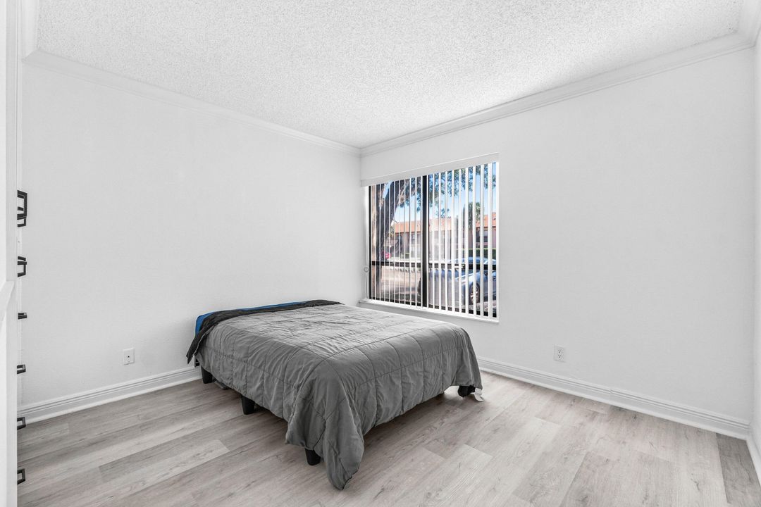 合同活跃: $289,500 (2 贝兹, 2 浴室, 1100 平方英尺)