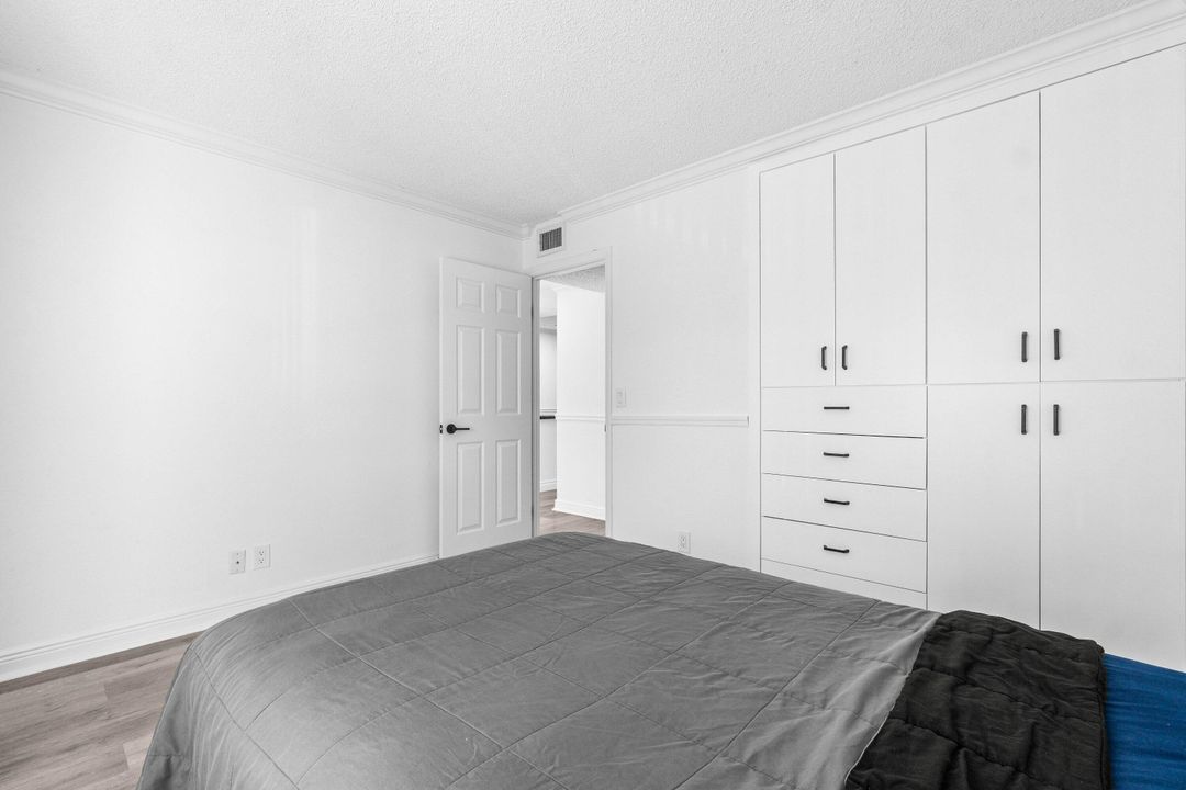 合同活跃: $289,500 (2 贝兹, 2 浴室, 1100 平方英尺)